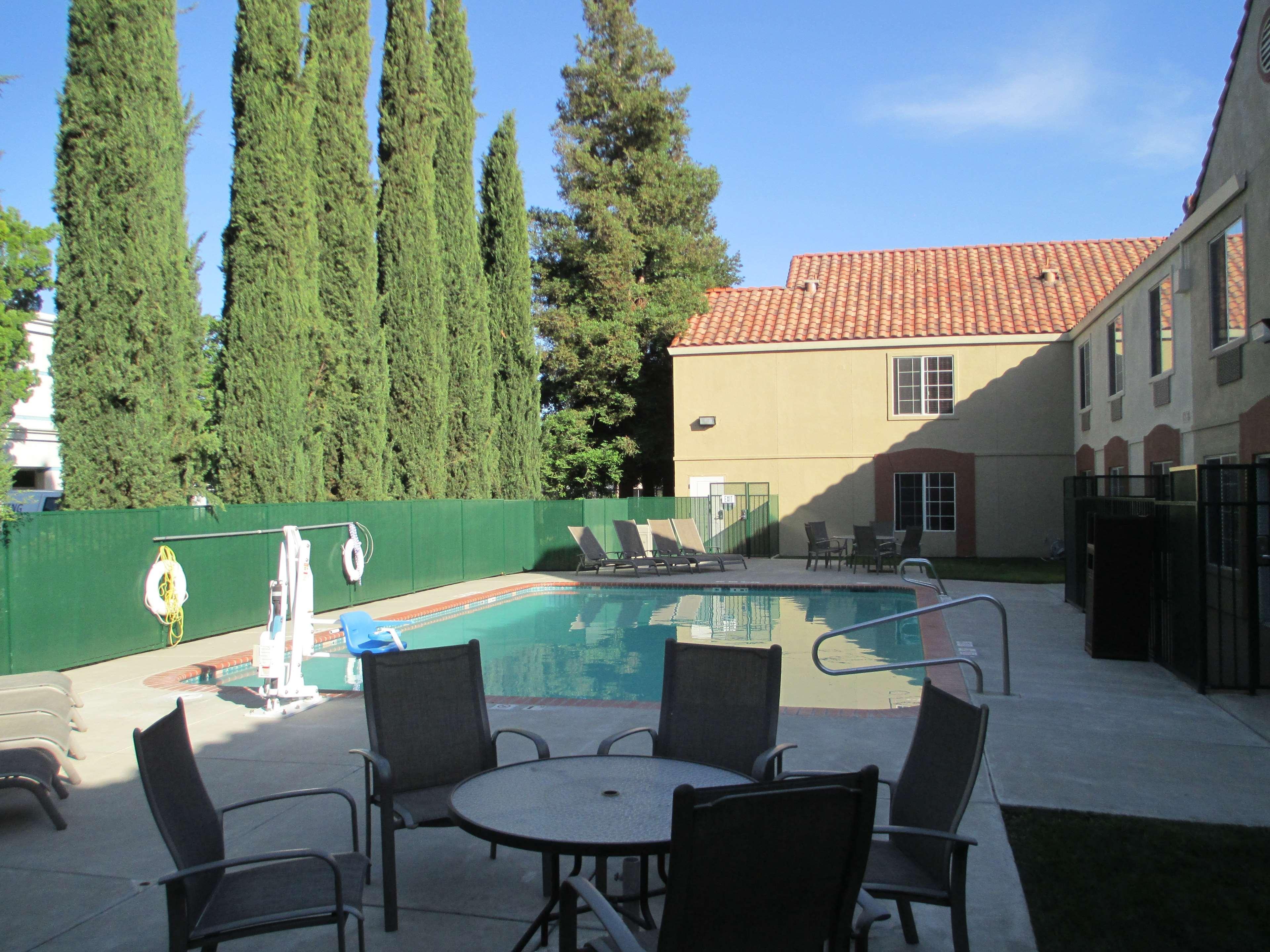 Best Western Brentwood Inn Екстериор снимка